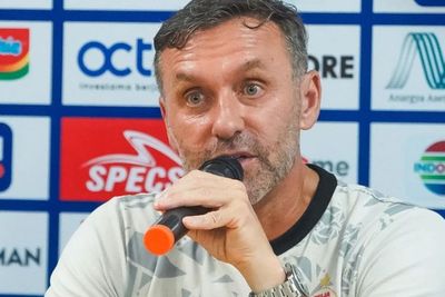 Geram! Thomas Doll Minta PSSI Hukum Arthur Bonai Usai Menyikut Ondrej Kudela