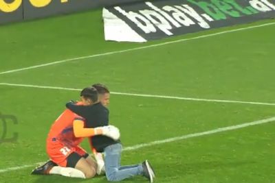 Momen Haru Bocah Terobos Lapangan demi Peluk Kiper yang Kebobolan Gol di Menit Akhir