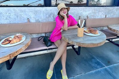 Potret Hot Pink Nia Ramadhani Asyik Nongki di Kafe Bali: Bu Haji Celananya