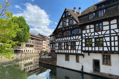 4 Tempat Wisata yang Wajib Dikunjungi di Strasbourg, No 3 Terbuat dari Pasir Merah Muda