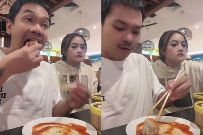 Pria ini Lakukan Hal Tak Terduga saat Makan Dimsum, Gak Pandai Pake Sumpit Jadinya Gini