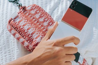 Ciamik! Galaxy Z Flip4 5G Edisi Kemerdekaan Tampil Stylish dengan Warna Merah-Putih