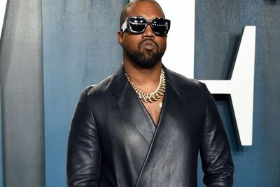 Kanye West Dikecam Gegara Jual Koleksi Pakaian di Kantung Sampah, Eksploitasi Kemiskinan?