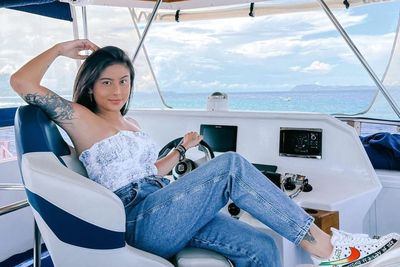 Awkarin Bobok Cantik di Sofa Pamer Tato Keren di Lengan Buat Salfok