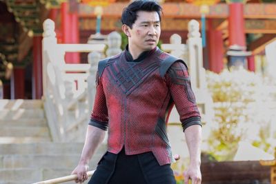 Dikenal Sebagai Superhero, Simu Liu Debut Jadi Penjahat di Film Netflix Terbaru