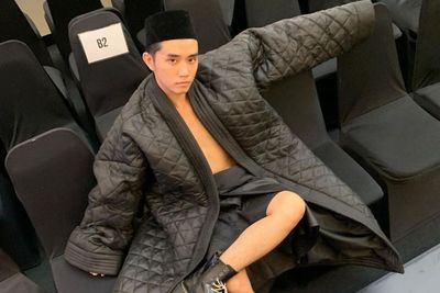 Pakai Peci tapi Pamer Dada, Desainer Asal Malyasia Dituding Menghina Islam