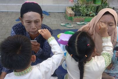 Enggak Kuat! Bocah di Sumenep Merias Wajah Ibunya, Hasilnya Bikin Ngakak