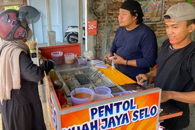 Gila! Jualan Pentol di Pinggir Jalan, Penghasilannya Nyaris Setara dengan Gaji Anggota DPR