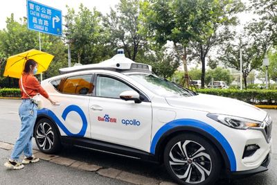 Gokil! China Punya Taksi Robot yang Gak Perlu Sopir, Ini Beneran Aman?