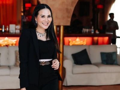 Viral Isa Zega Pakai Busana Wanita Saat Umrah, Aksinya Kini Dilaporkan ke Polres Jaksel