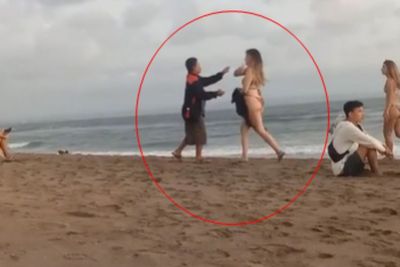 Malu Banget! HP Bapak Ini Dirampas Bule Berbikini karena Ketahuan Ngerekam Diam-Diam