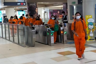 Unik! Pengunjung Bioskop Pakai Baju Tahanan, Ternyata Mau Nonton Miracle In Cell No. 7