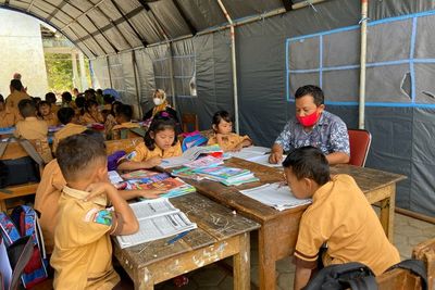 Ironi! Atap Kelas Roboh, Sekolah di Ponorogo Pakai Terpal, Kalau Siang Siswanya Kepanasan