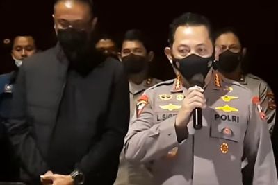 Momen Kapolri Nobar Film Sayap-Sayap Patah , Sama-Sama Teriak Hidup Polri