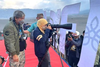 Gaya Gubernur Jatim Khofifah di Bromo, Belajar Motret Sambil Nikmati Keindahan Alam