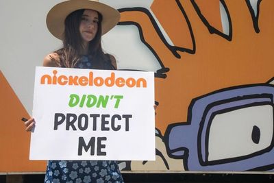 Mantan Artis Nickelodeon Protes di Depan Studio Atas Pelecehan Seksual Anak
