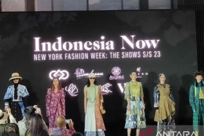 Hore! Vivi Zubedi dan 5 Desainer Ini Siap Unjuk Gigi di New York Fashion Week 2023