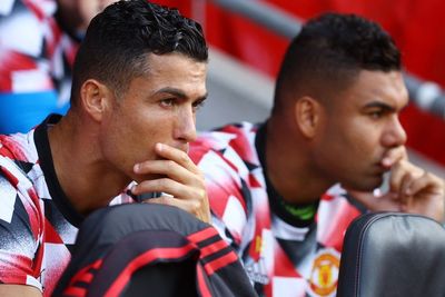Foto Casemiro dan Ronaldo di Bangku Cadangan MU Jadi Sorotan: 10 Trofi UCL Lagi Duduk