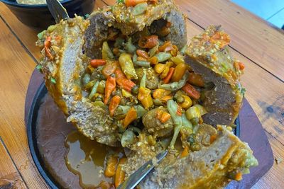 Ngiler! Bakso Segede Kepala Manusia Isinya Daging dan Cabai, Penjualnya Cuan Rp90 Juta