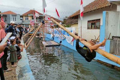 Kocak! Aksi Bapak-bapak Jadi Ninja Warrior Malah Gelantungan Bikin Ngakak