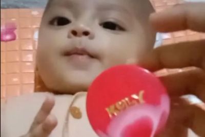 Viral Cuplikan Seorang Ibu Aplikasikan Krim Kelly ke Bayi, Netizen: Banyak Merkurinya!