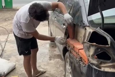 Pria Ini Benerin Body Mobil yang Penyok Pakai Batu Bata: Dikira Rumah Kali Ya