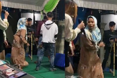 Waduh! Emak-Emak Ngamuk dan Pukul Biduan Seksi, Gak Terima Suaminya Asyik Joget Bareng