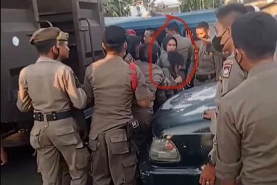 Seorang Wanita Merekam Aksi Penertiban Berujung Dikeroyok Satpol PP