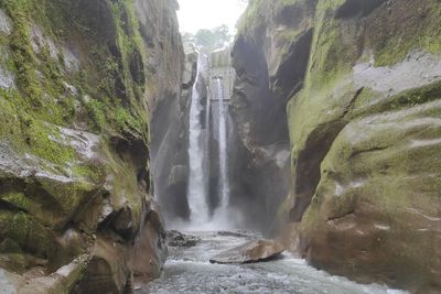 Je neberang, Air Terjun Paling Bahaya di Indonesia, Lokasinya Dihimpit Tebing Menakutkan!