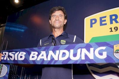 Luis Milla Menghilang saat Persib Dibantai PSM, Ini Penyebabnya?
