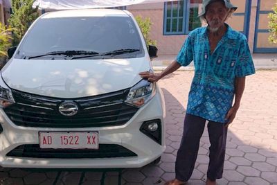 Kakek Ini Beli Mobil Pakai Uang Sekarung, Berapa Harga dan Spesifikasi New Daihatsu Sigra?