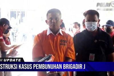 Tampilan Perdana Ferdy Sambo Pakai Baju Tahanan, Bintang 2 di Pundak Hilang