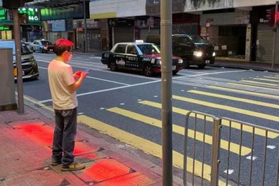 Hong Kong Punya Lampu Merah Khusus Orang Kecanduan HP, Fungsinya Meminimalisir Kecelakaan