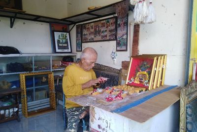 Keren! Usia Hampir 90 Tahun, Mbah Misdi Aktif Membuat Miniatur Reog