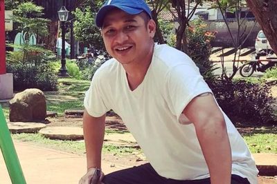 Jalan Penuh Lumpur Merah, Pasha Ungu Nyeker Atur Lalu Lintas Pake Kolor dan Kaos Oblong
