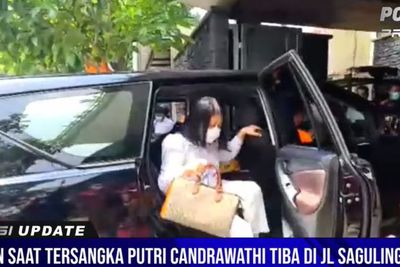 Kepoin! Tas Mewah Ini Ditenteng Putri Candrawathi saat Rekonstruksi Pembunuhan Brigadir J