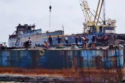 Di Tangan Mereka, Bangkai Kapal Raksasa Dibelah dan Menjadi Cara Mencari Nafkah