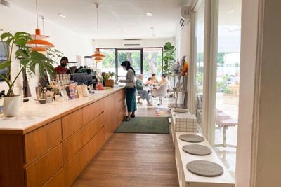 Kaneki Jakarta, Coffeeshop Anak Jakarta yang Punya Spot Foto Ciamik ala Cewek Kue