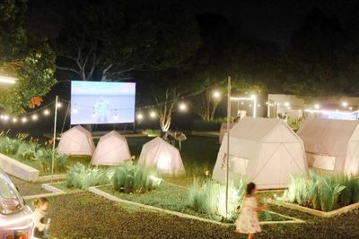 Makan dan Nonton Live Movie Teather di Kafe Ini Bisa Nikmati Suasana Malam di Bandung