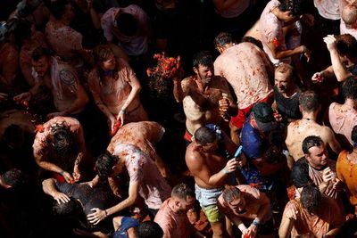 Suasana Festival La Tomatina , Perang Lempar Tomat di Spanyol yang Libatkan Ribuan Orang