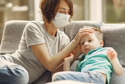 Kompres Demam Menggunakan Air Hangat atau Dingin? Ini Saran Dokter