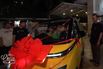 Ulang Tahun ke-33, Ruben Onsu Berikan Kado Mobil Listrik ke Sarwendah, Bentuknya Lucu!