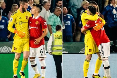 De Gea Peluk Lisandro Martinez Usai Bungkam Leicester, Netizen: Maguire Gak Pernah Dipeluk