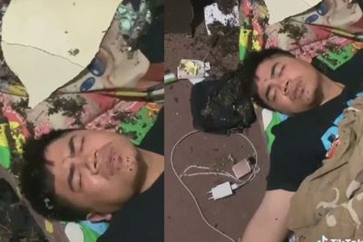 Ngakak! Pria Ini Tetap Tidur Pulas Meski Plafon Rumahnya Jebol, Netizen: Fokus Kejar Mimpi