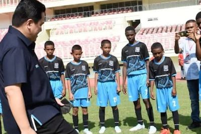 Erick Thohir Unjuk Kebolehan Main Bola dengan Calon Pemain Bintang Masa Depan