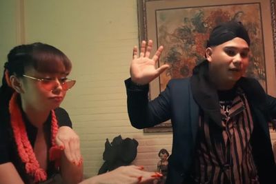 Gaya Denise Chariesta dan Habib Jindan Bergaya ala Dukun di Istilah Kata Dipuji Netizen