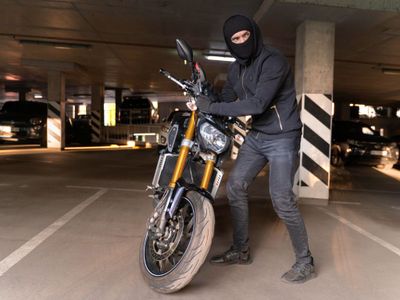 Jangan Teledor, ini 5 Cara Parkir Motor Anak Kos supaya Tetap Aman dari Incaran Curanmor!