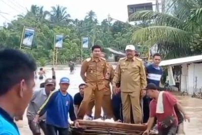 Viral Bupati Bengkulu Utara Diarak Bak Raja saat Tinjau Banjir, Publik Geram: Beban!