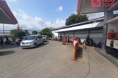 Harga BBM Naik, Antrean Motor dan Mobil sampai Mengular di SPBU