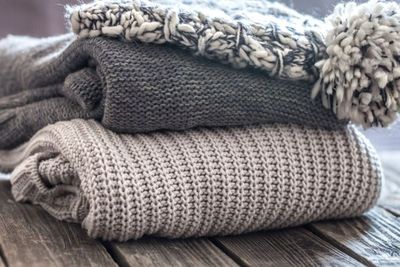 Ini Tips Merawat Baju Knitwear yang Lagi Hype Banget Bestie